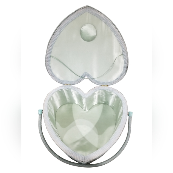 Vintage Heart Shaped Wicker Basket/Sewing Basket/Picnic Basket 14"x11"x7" - Picture 4 of 5